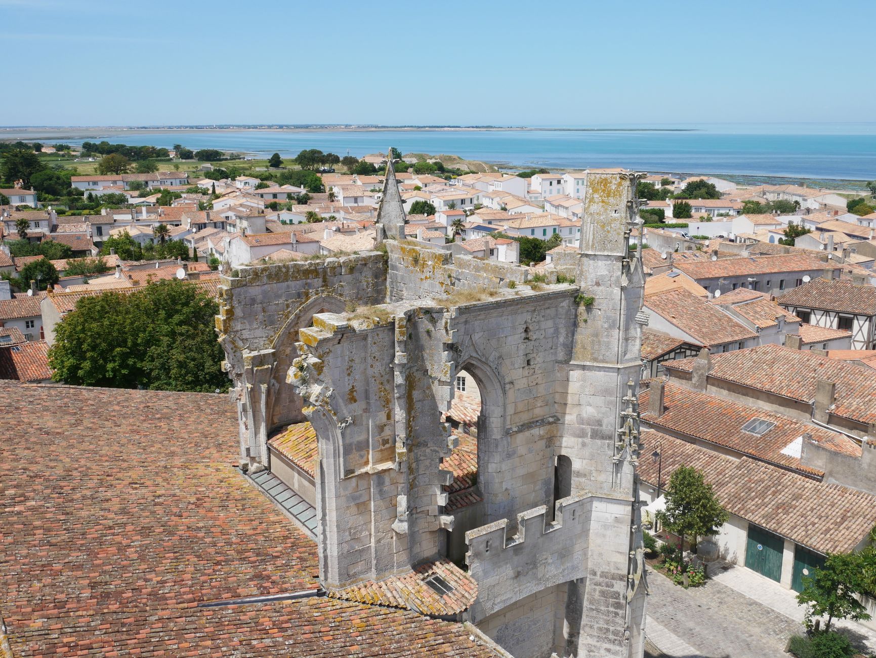 Bâchage de toiture équipe à Fort-de-France